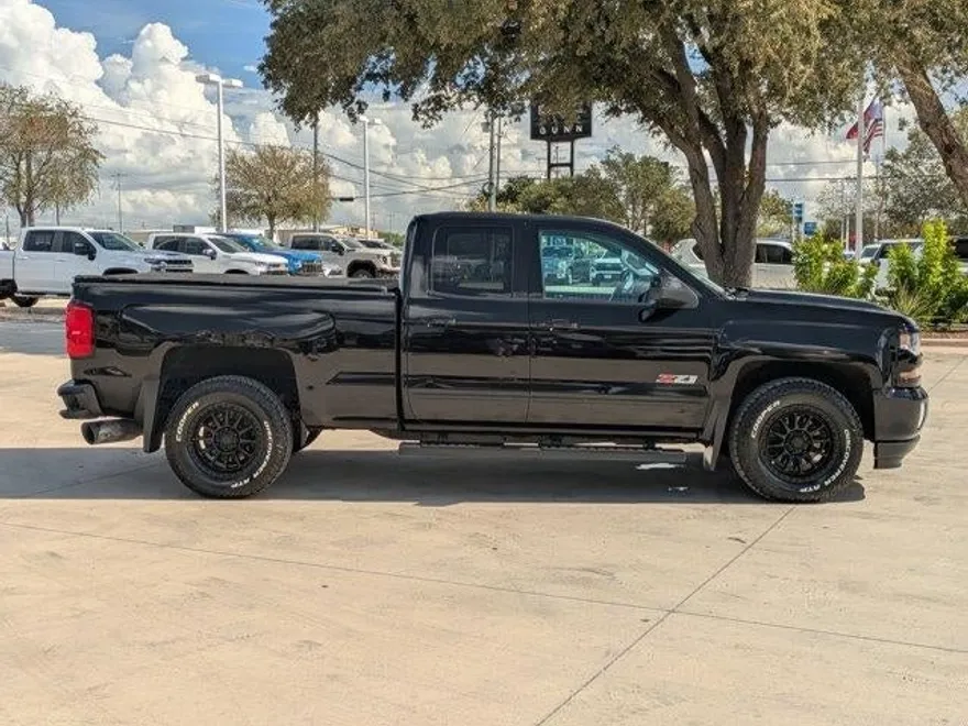 2017 Chevrolet Silverado 1500 LT photo 1