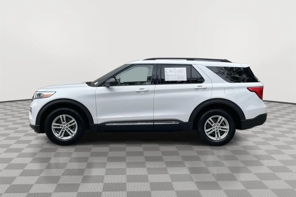 2023 Ford Explorer XLT photo 1
