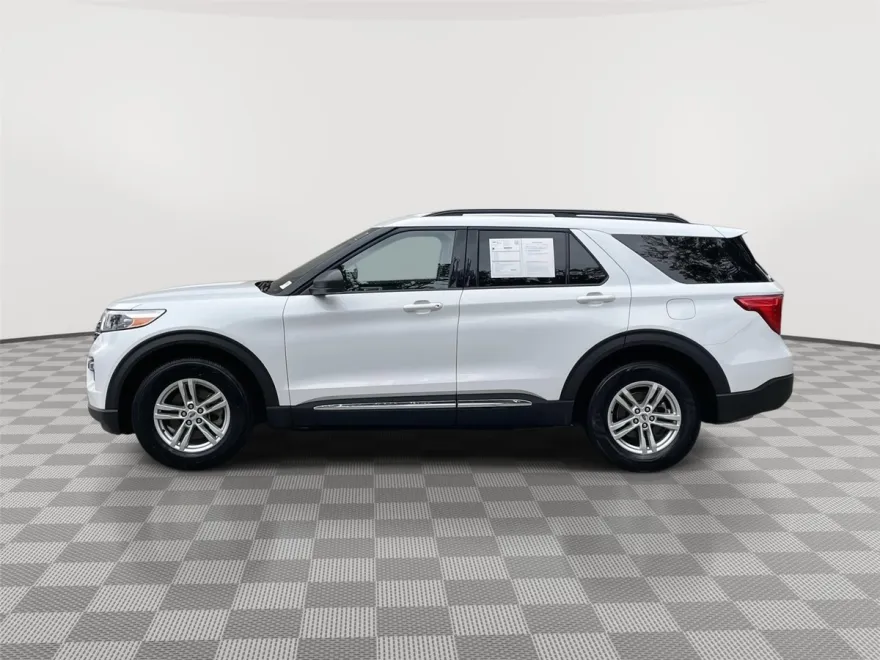 2023 Ford Explorer XLT photo 1