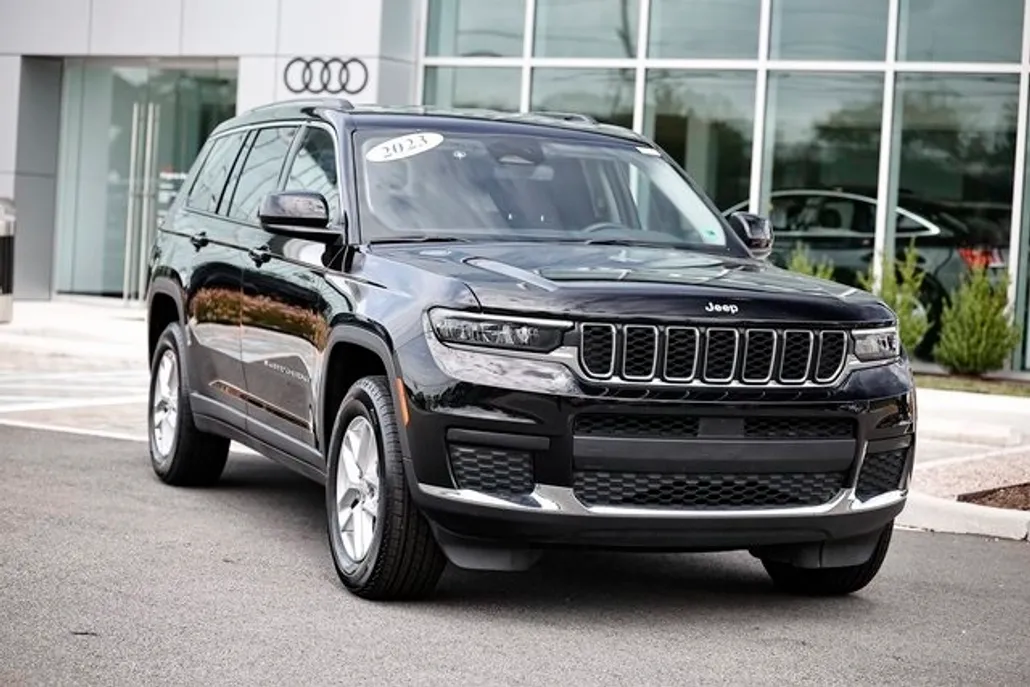 2023 Jeep Grand Cherokee Laredo photo 1