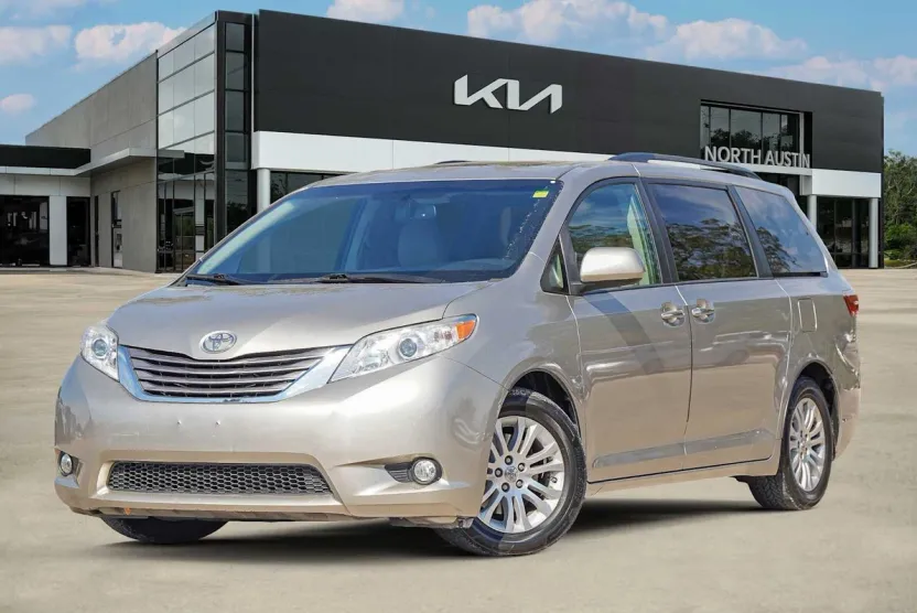 2015 Toyota Sienna XLE photo 1