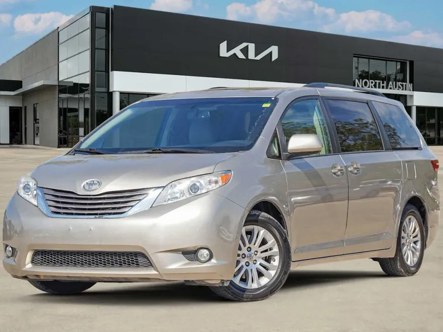 2015 Toyota Sienna XLE photo 1