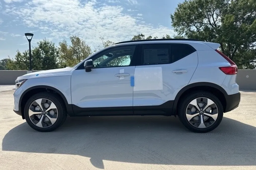 2026 Volvo XC40 Plus photo 1