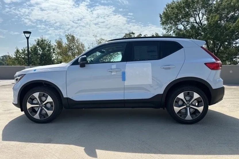 2026 Volvo XC40 Plus photo 1