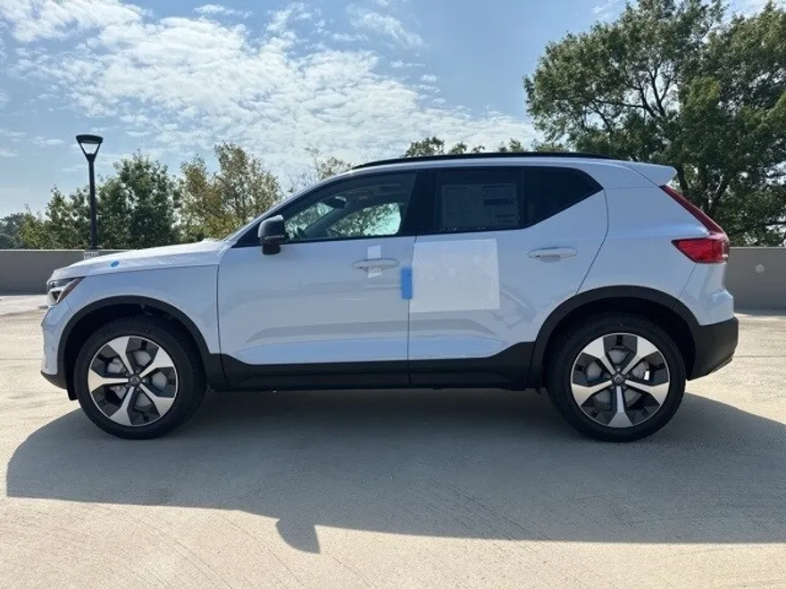 2026 Volvo XC40 Plus photo 1