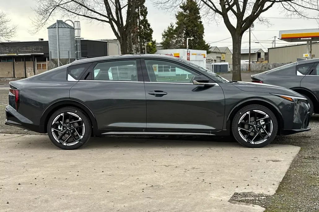 2025 Kia K4 GT-Line photo 1