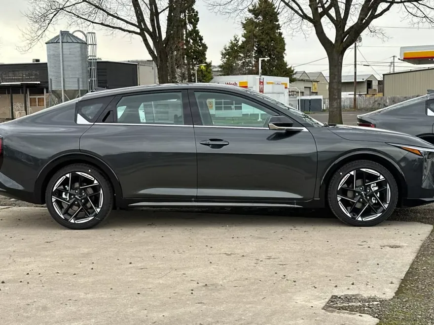 2025 Kia K4 GT-Line photo 1