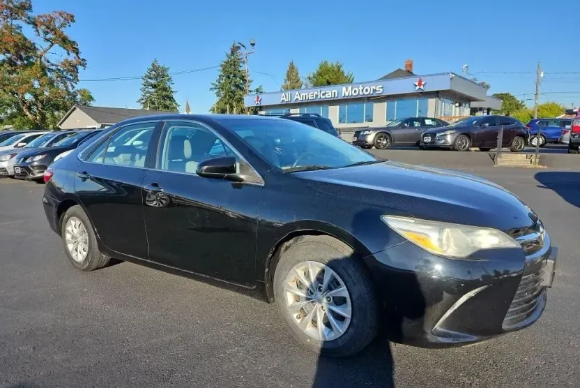 2016 Toyota Camry LE photo 1