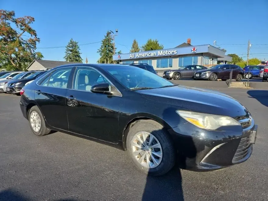 2016 Toyota Camry LE photo 1