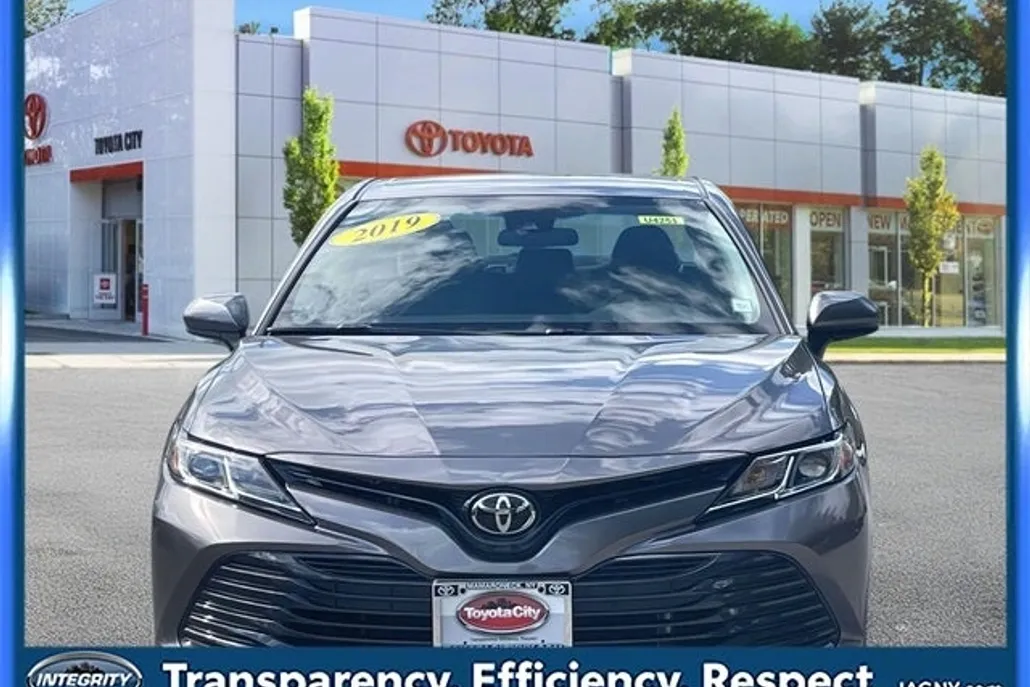 2019 Toyota Camry LE photo 1