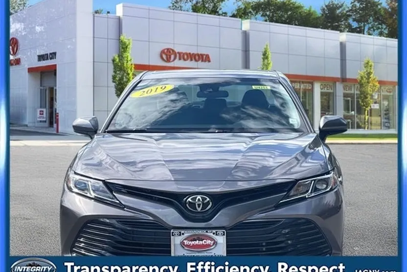 2019 Toyota Camry LE photo 1