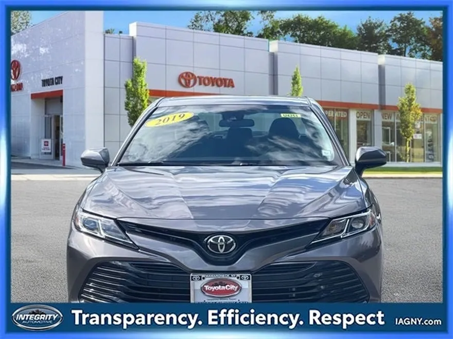 2019 Toyota Camry LE photo 1