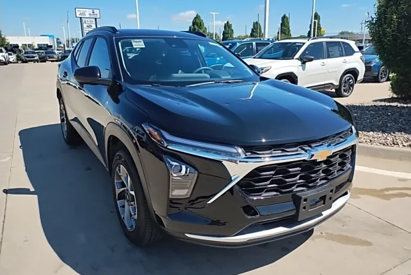 2025 Chevrolet Trax LT photo 1