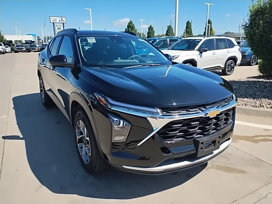 2025 Chevrolet Trax LT photo 1