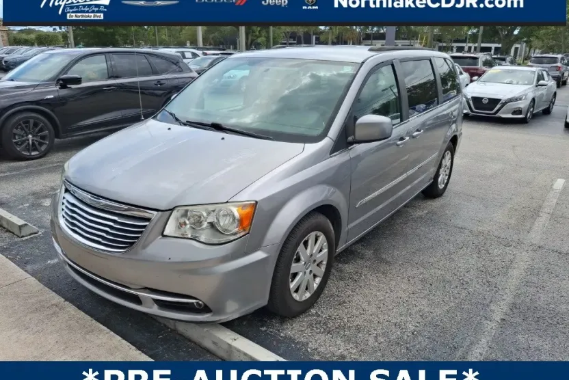 2013 Chrysler Town & Country Touring photo 1
