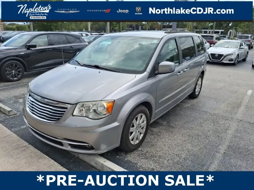 2013 Chrysler Town & Country Touring photo 1