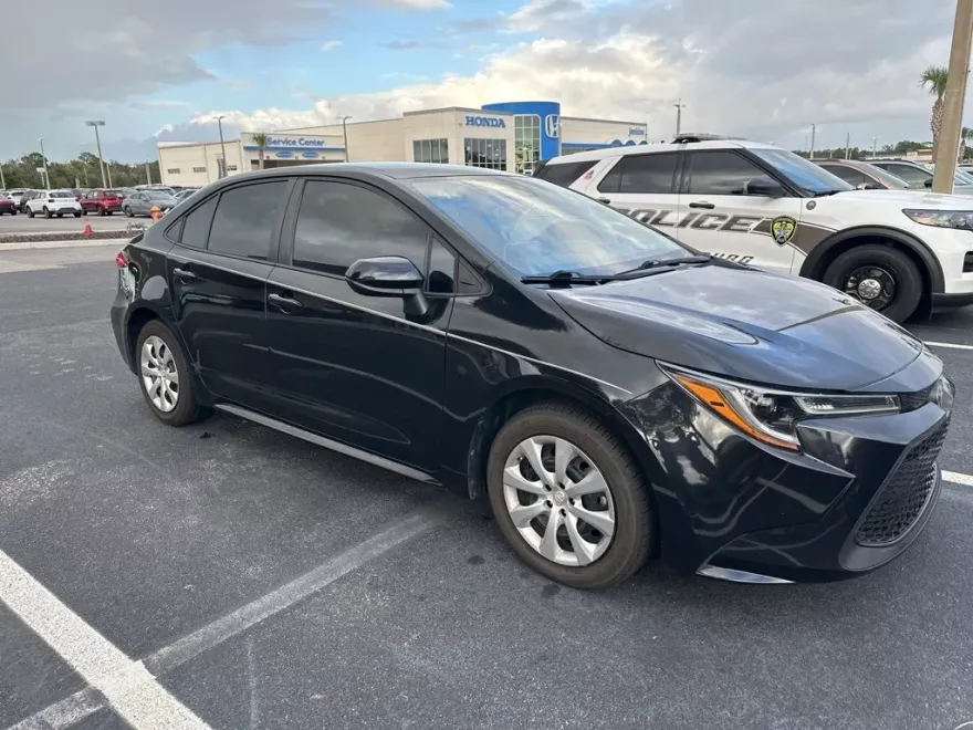 2020 Toyota Corolla LE photo 1