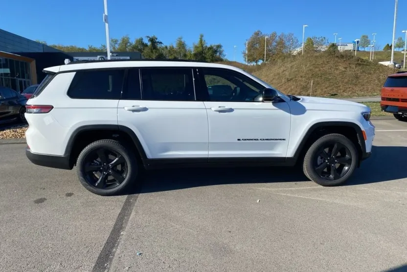 2025 Jeep Grand Cherokee Limited photo 1