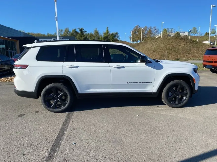 2025 Jeep Grand Cherokee Limited photo 1