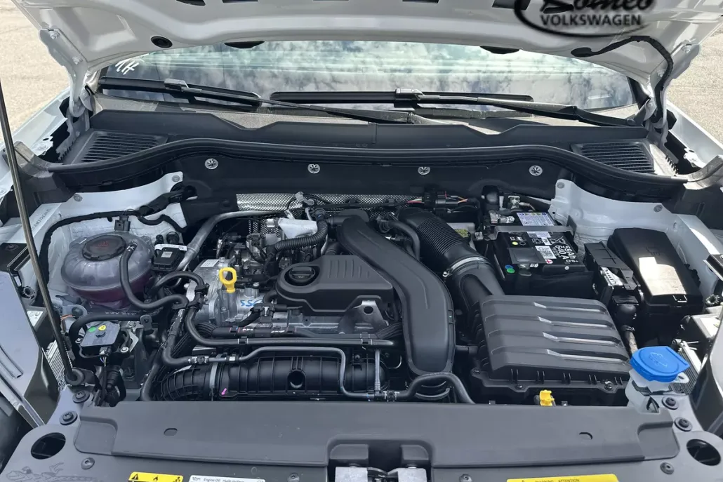 2025 Volkswagen Taos SE photo 1