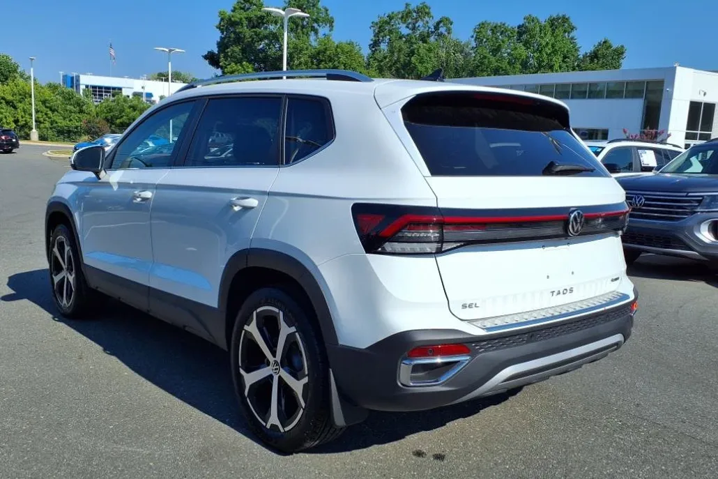 2025 Volkswagen Taos SEL photo 1