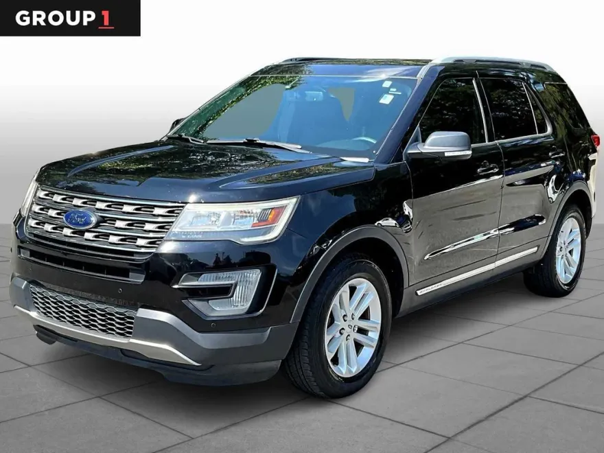 2017 Ford Explorer XLT photo 1