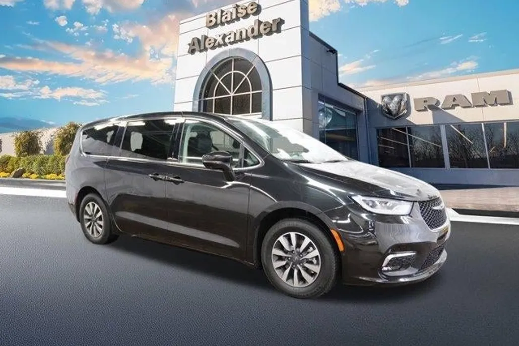 2022 Chrysler Pacifica Hybrid Touring L photo 1