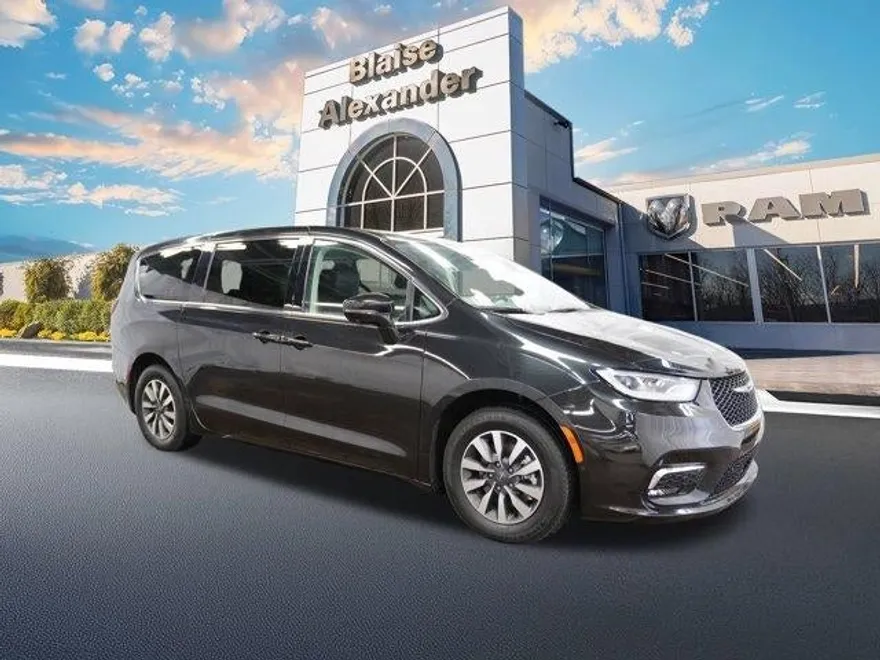 2022 Chrysler Pacifica Hybrid Touring L photo 1