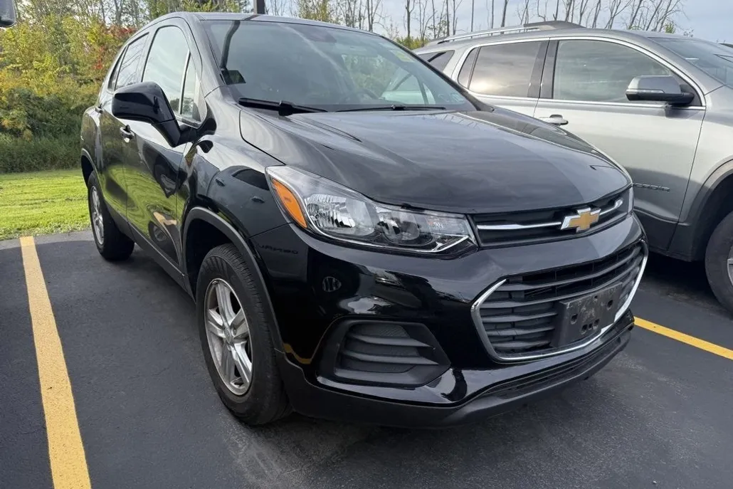 2022 Chevrolet Trax LS photo 1