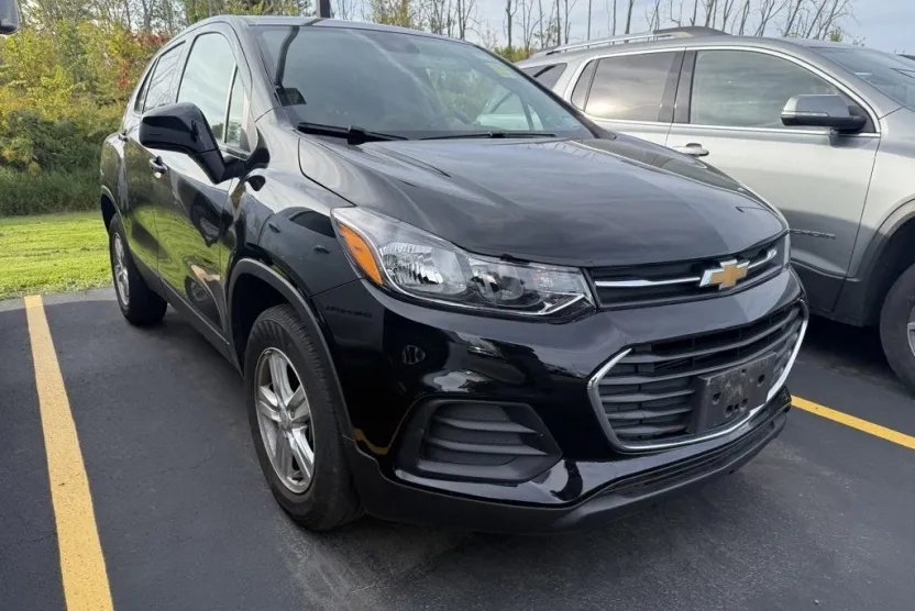 2022 Chevrolet Trax LS photo 1