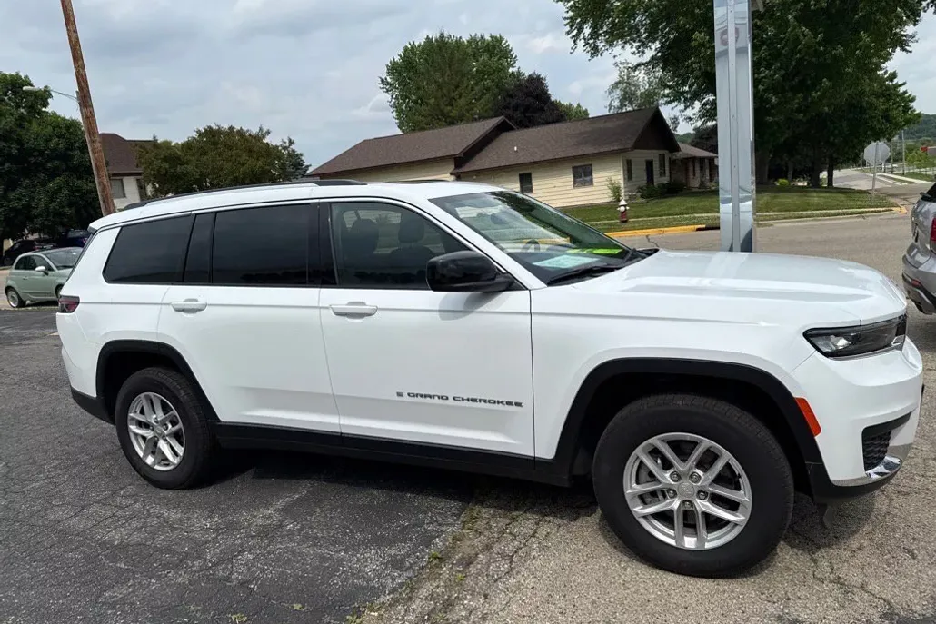 2023 Jeep Grand Cherokee Laredo photo 1