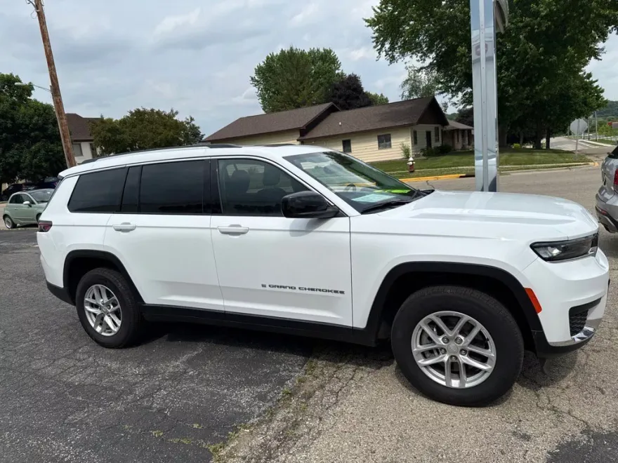 2023 Jeep Grand Cherokee Laredo photo 1