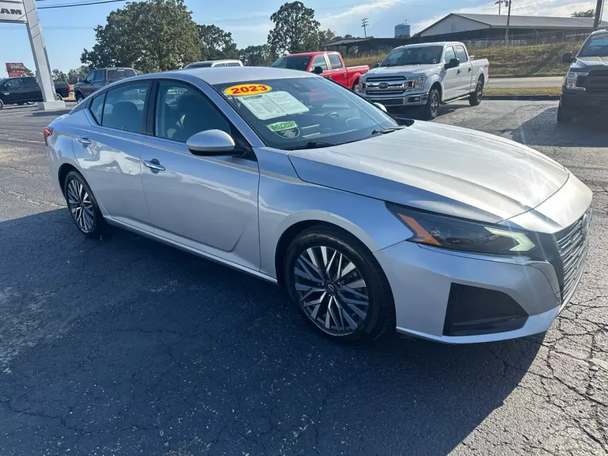 2023 Nissan Altima 2.5 SV photo 1
