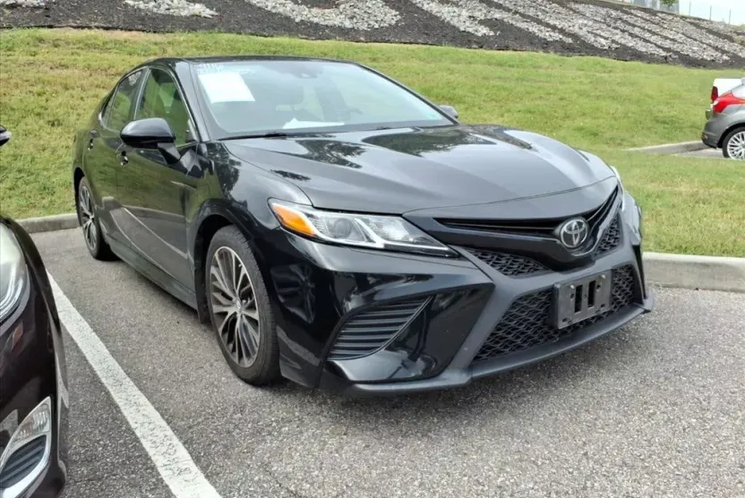 2019 Toyota Camry SE photo 1