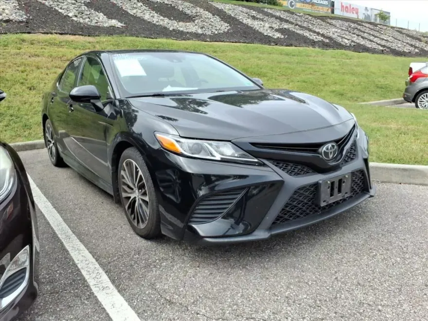 2019 Toyota Camry SE photo 1
