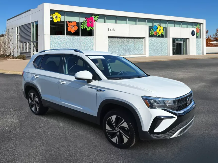 2024 Volkswagen Taos SE photo 1