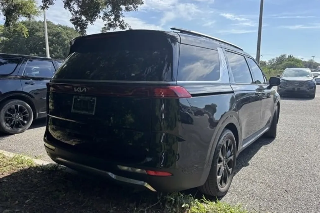 2023 Kia Carnival SX Prestige photo 1