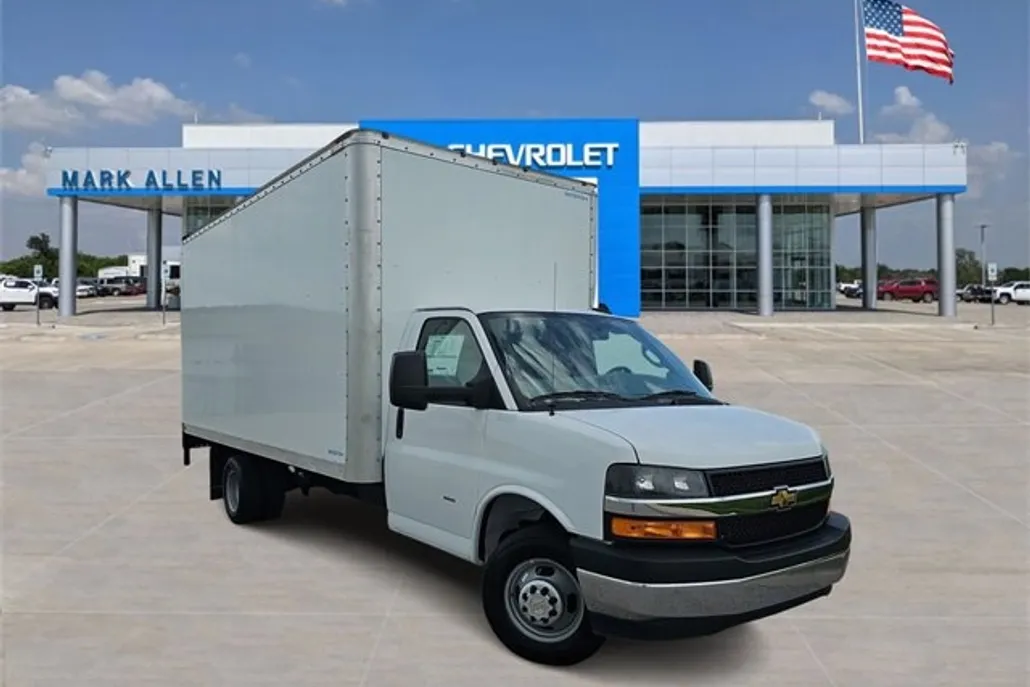 2025 Chevrolet Express Cutaway 3500 photo 1