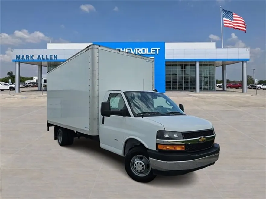 2025 Chevrolet Express Cutaway 3500 photo 1