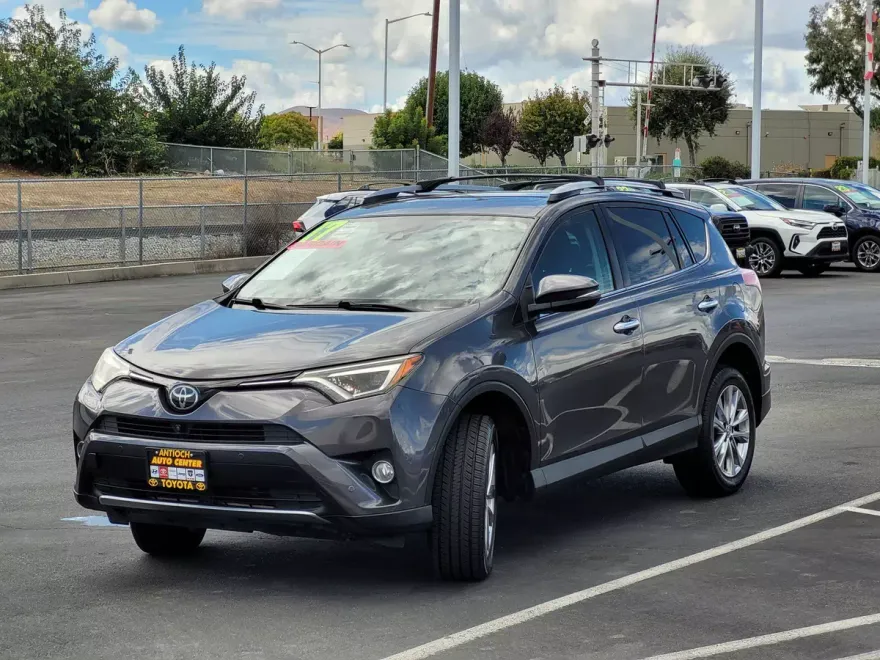 2017 Toyota RAV4 Limited Platinum photo 1