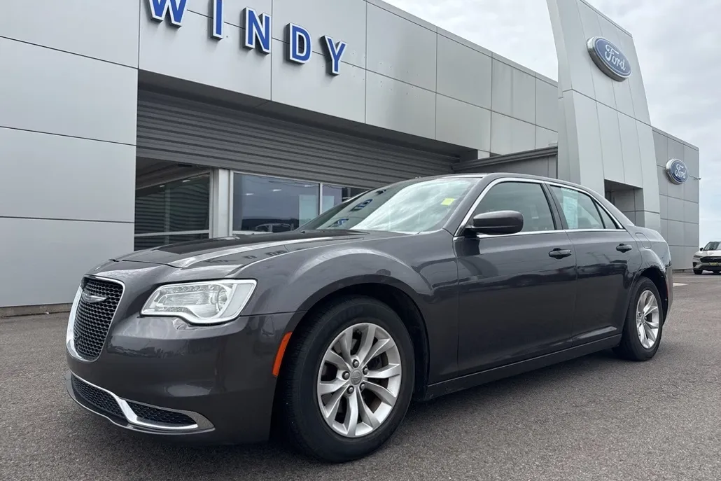 2015 Chrysler 300 Limited photo 1