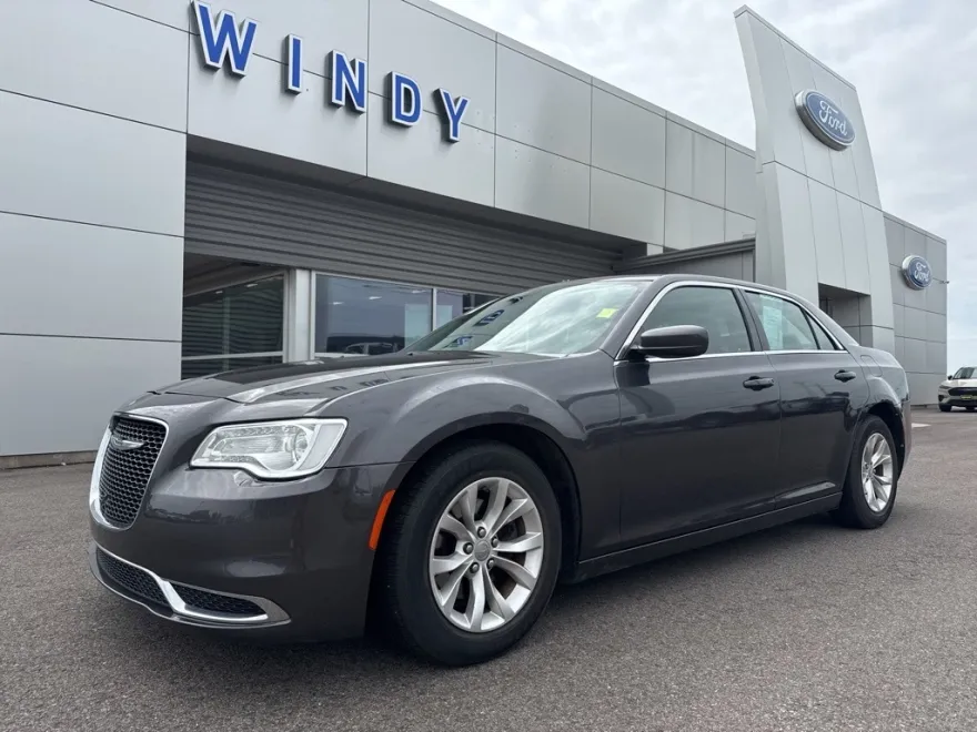 2015 Chrysler 300 Limited photo 1