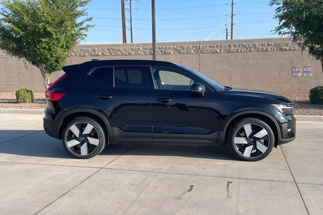 2023 Volvo XC40 Ultimate photo 1