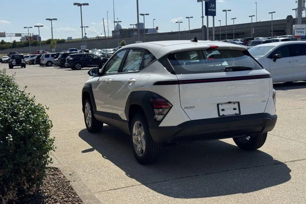 2026 Hyundai Kona SE photo 1