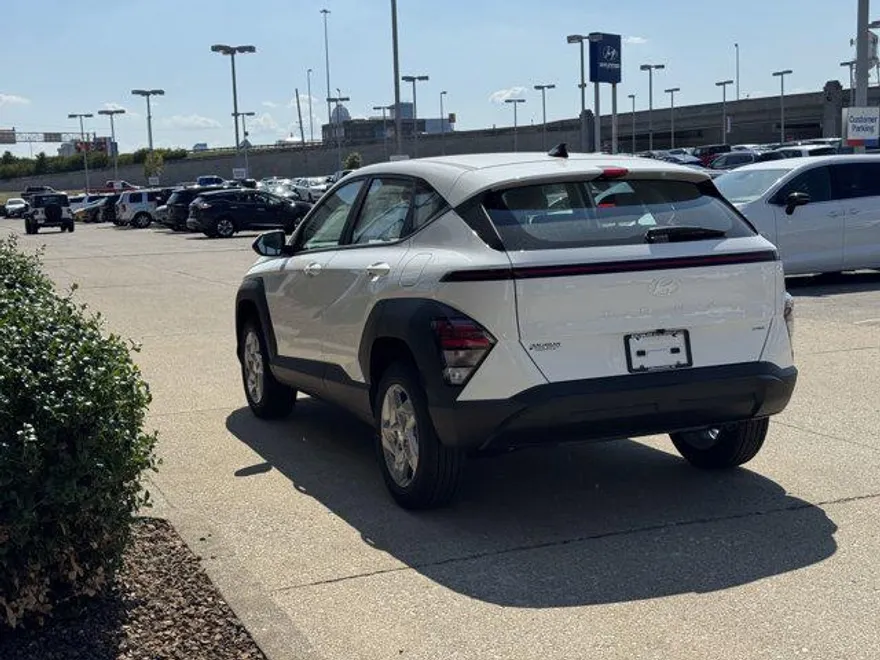 2026 Hyundai Kona SE photo 1