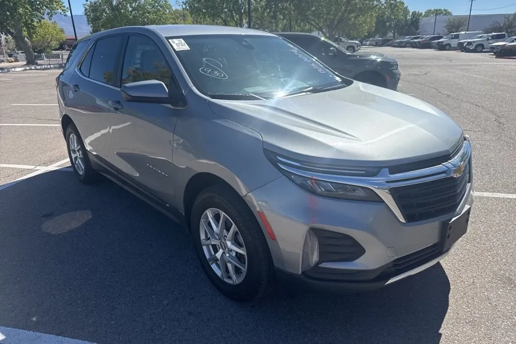 2023 Chevrolet Equinox LT photo 1