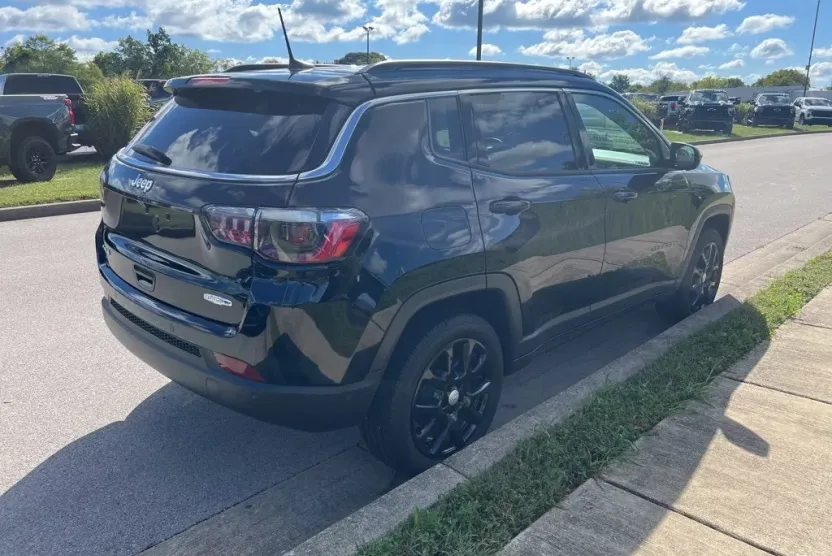 2023 Jeep Compass Latitude Lux photo 1