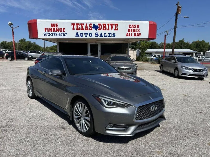 2017 Infiniti Q60 photo 1