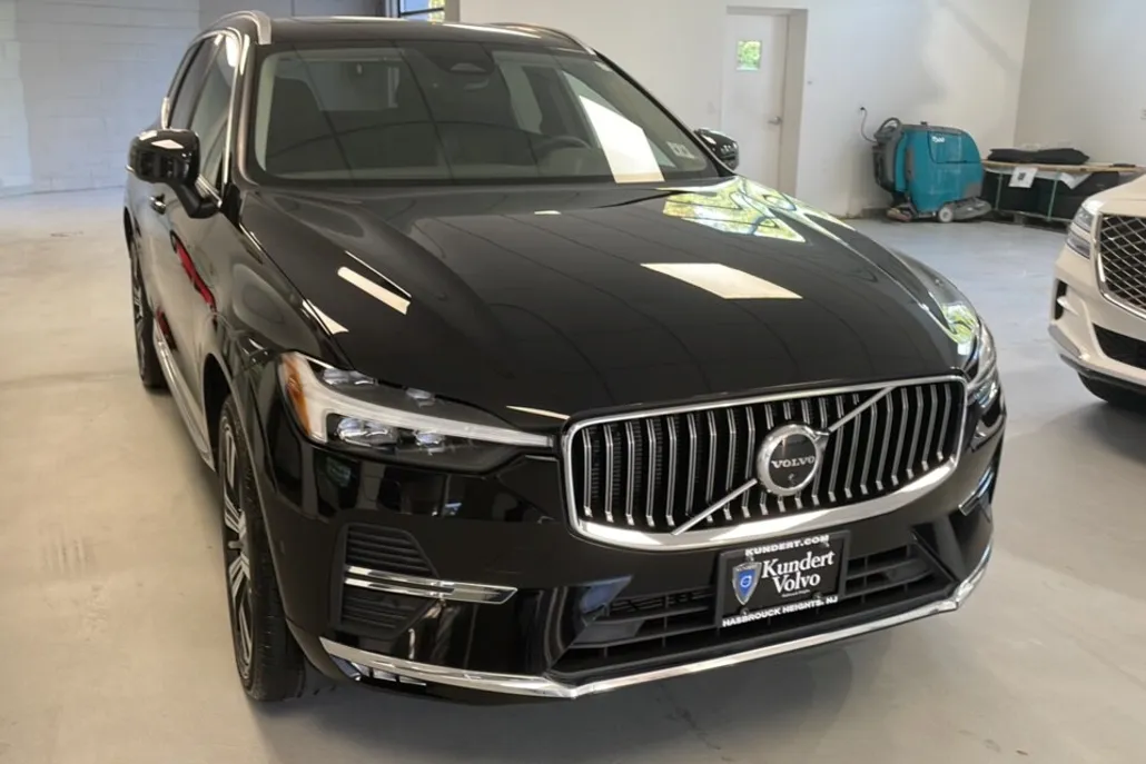 2023 Volvo XC60 Plus photo 1