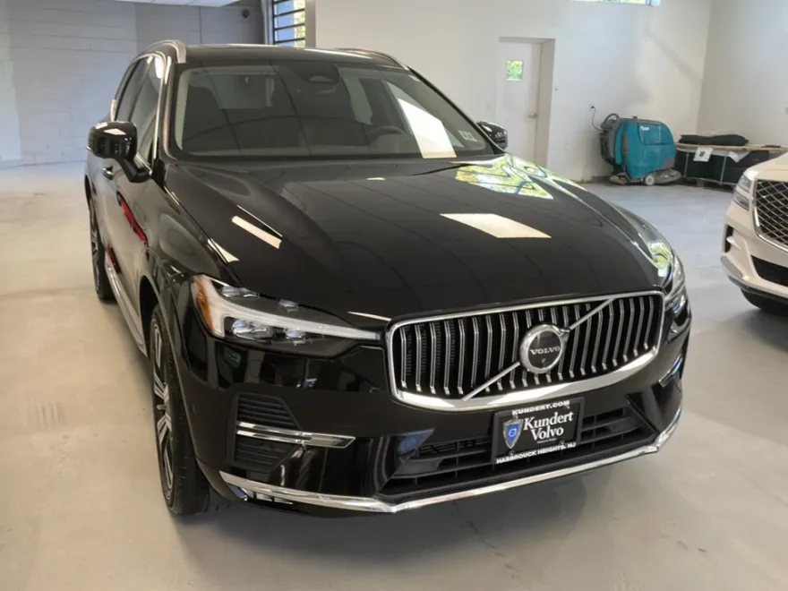 2023 Volvo XC60 Plus photo 1